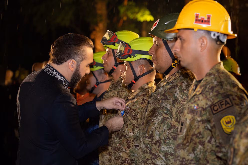 Bukele condecoró a 452 rescatistas salvadoreños que participaron en la misión en Venezuela