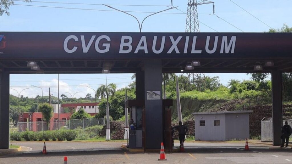 Trabajadores y contratistas de CVG Bauxilum reclaman pago de servicios