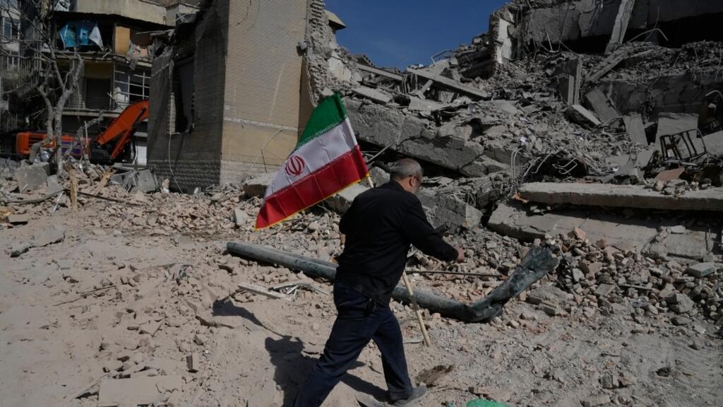 Sube a 17 los muertos por bombardeos de EEUU contra Irán