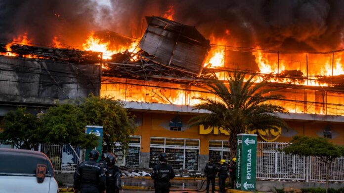 Incendio de gran magnitud afectó estructura de un centro comercial en Porlamar