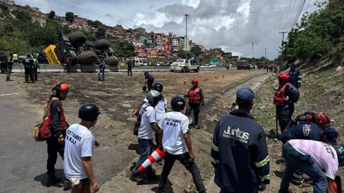 El vuelco de una grúa telescópica en la autopista Caracas-La Guaira no dejó víctimas mortales