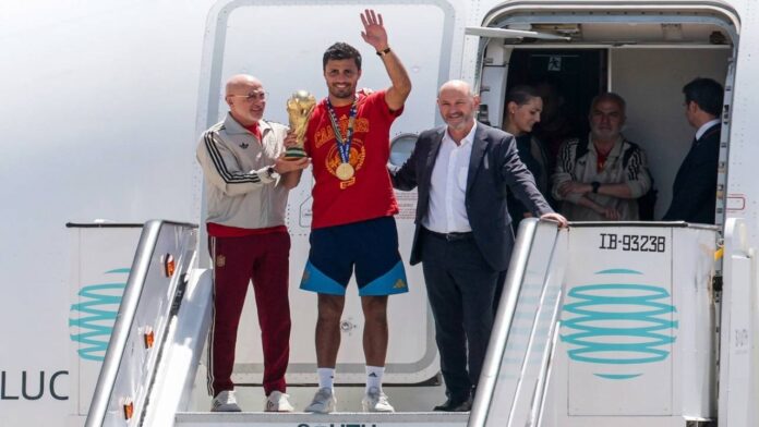 La selección española aterrizó en Madrid con el trofeo de campeones del mundo