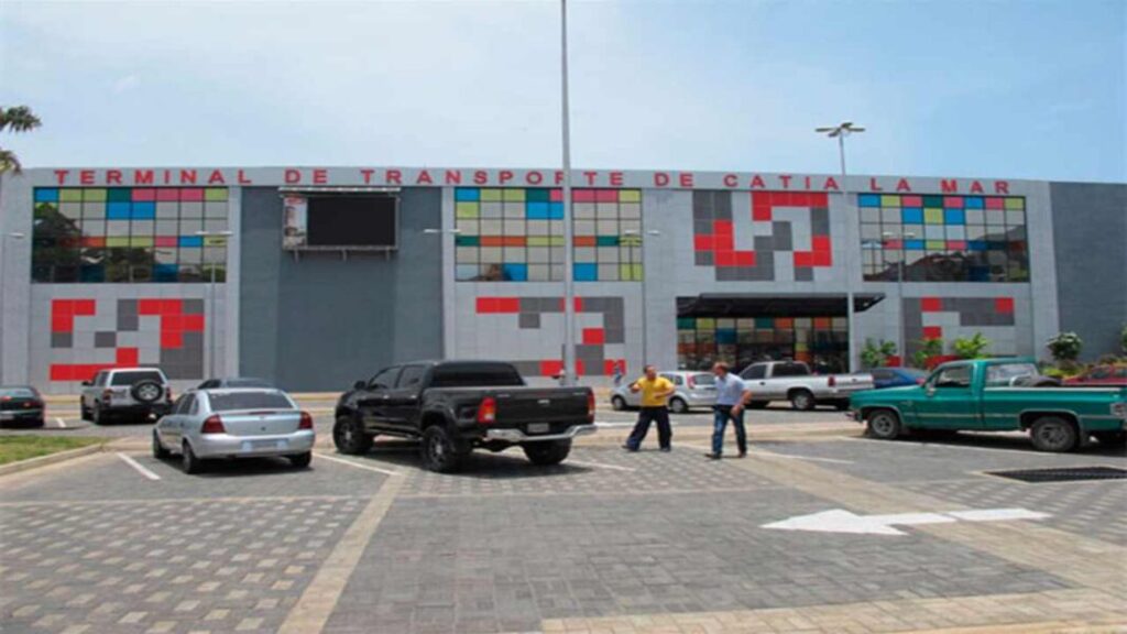 Trabajadores del terminal de Catia La Mar se aferran a la fe