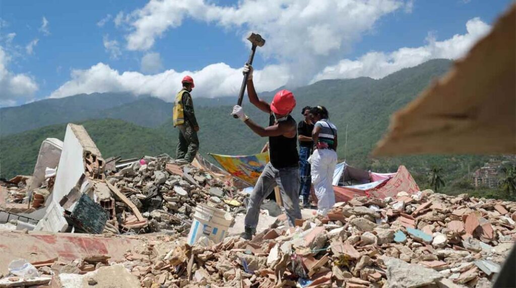 A dos semanas de los terremotos la cifra de fallecidos alcanza los 3.811 y 16.740 heridos