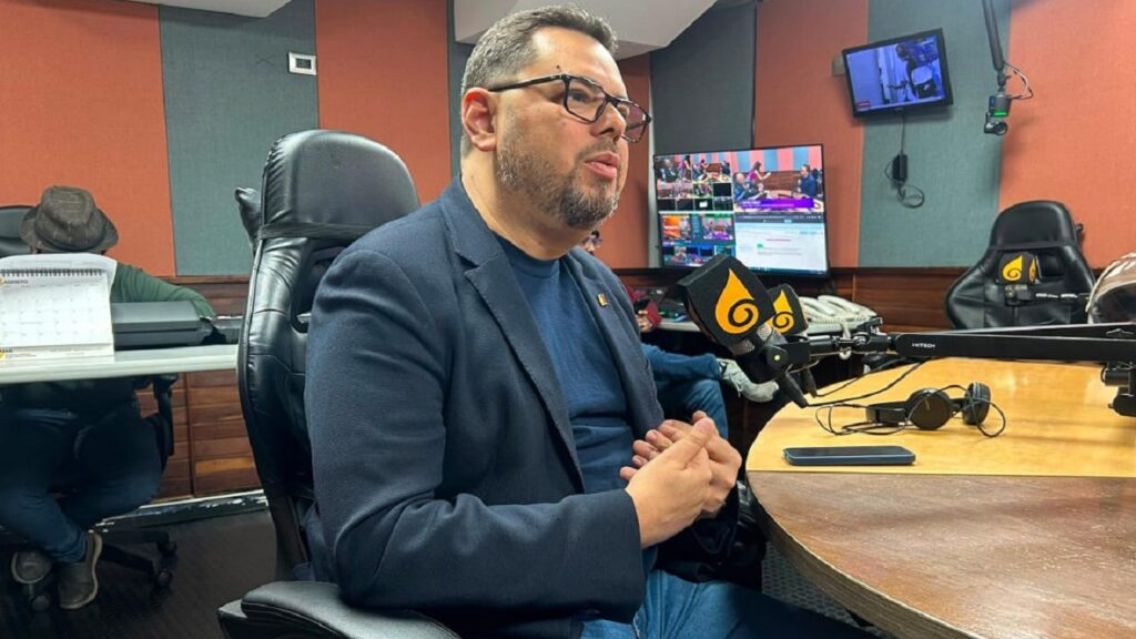 Antonio Ecarri defiende que la dolarización detiene la inflación y llama a debatir el tema